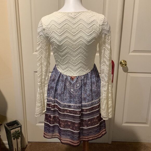 Venus dress with bell sleeves. Small - Picture 5 of 11